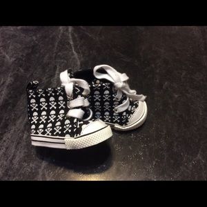 Crossbones canvas tennis shoes